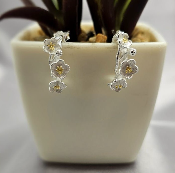 18X6Mm Three Daisy Half Hoop Earrings