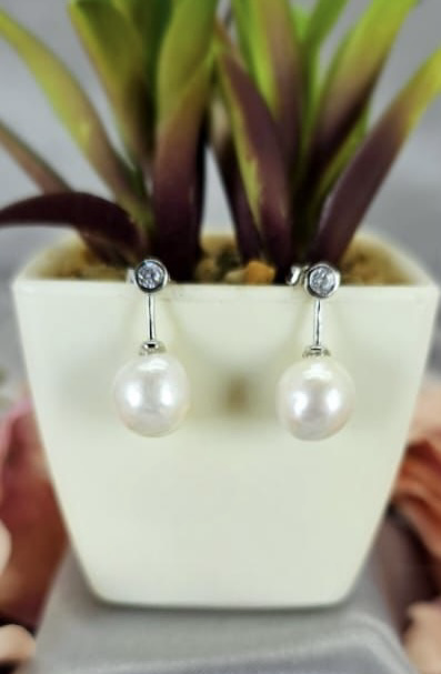 Very pretty 9mm freshwater pearl om drop with bling stud