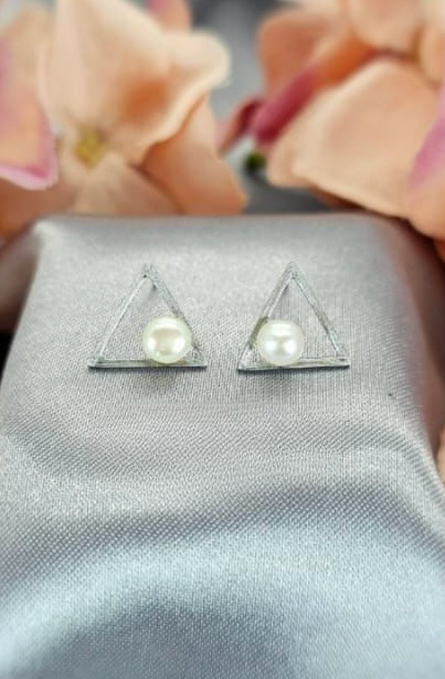 Triangle stud with freshwater pearls