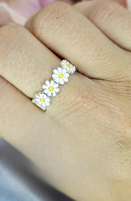 Adjustable daisy ring