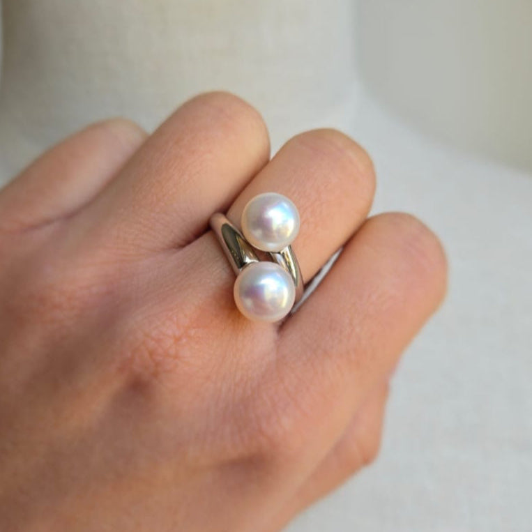 Cross over pearl ring