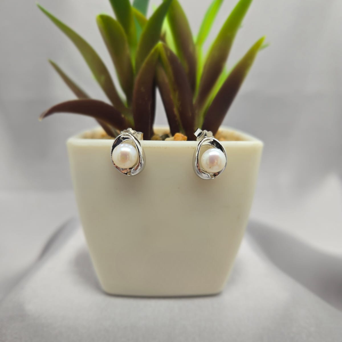 Oval stud earring
