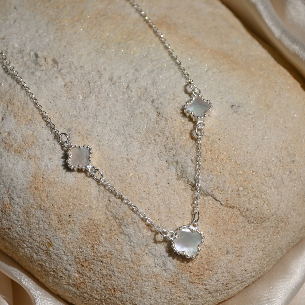 Van Cleef (Four leave Clover) white three flower necklace