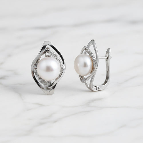 Stylish pearl stud earring