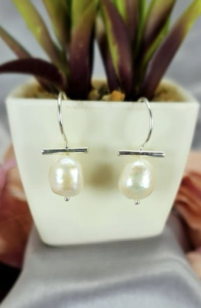 Pearl drop earring with T bar detail