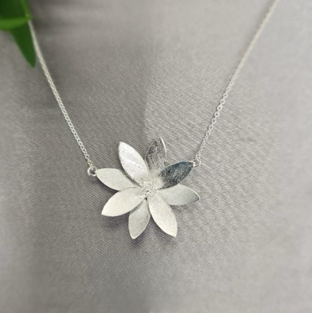 Stunning Flower On Chain Necklace - Terciany 