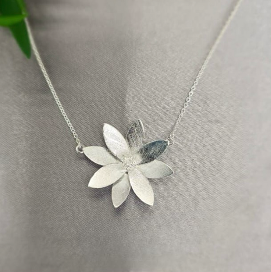 Stunning flower on chain necklace