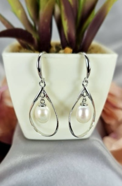 Drop earrings with beautiful freshwater pearl hanging in oval