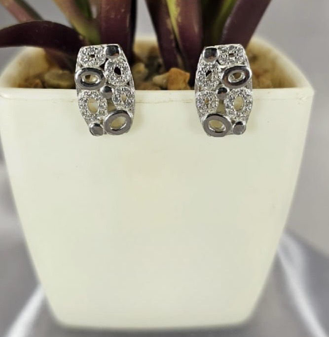 Interesting stud earring with circle and oval detail