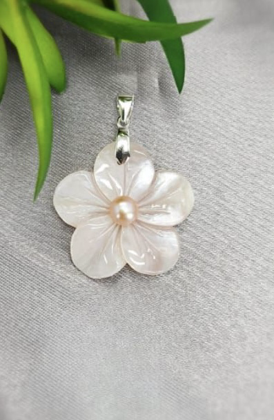 27mm mother of pearl flower pendant