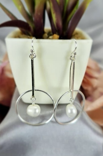 Stunning round circle earrings with moving freshwater pearl