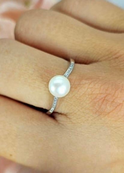 Sterling silver ring with cubic zirconia splits in band and stunning freshwater pearl centre