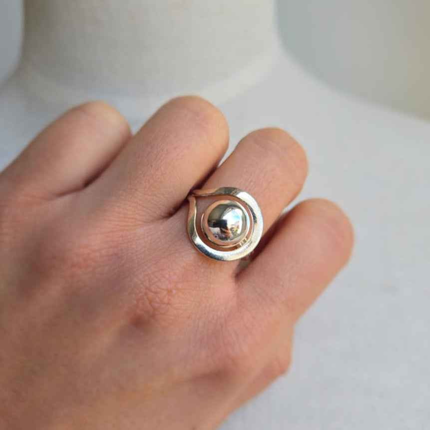 Sterling Silver Ring With 10Mm Ball In Knot