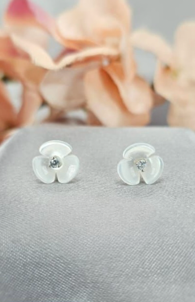 Mother of pearl stud earring