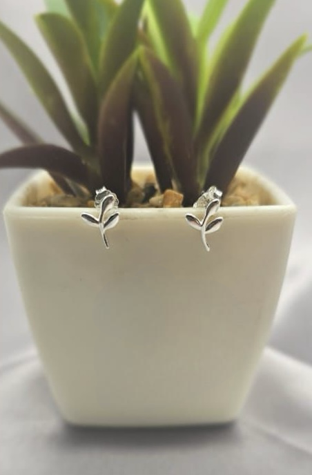 8x7 mm Branch stud earring