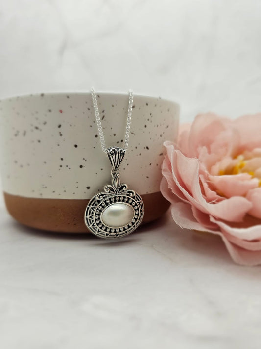 Awesome Classical filigree pendant with oval Mabe Pearl