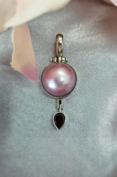 Stunning pendant with pink Mabe pearl