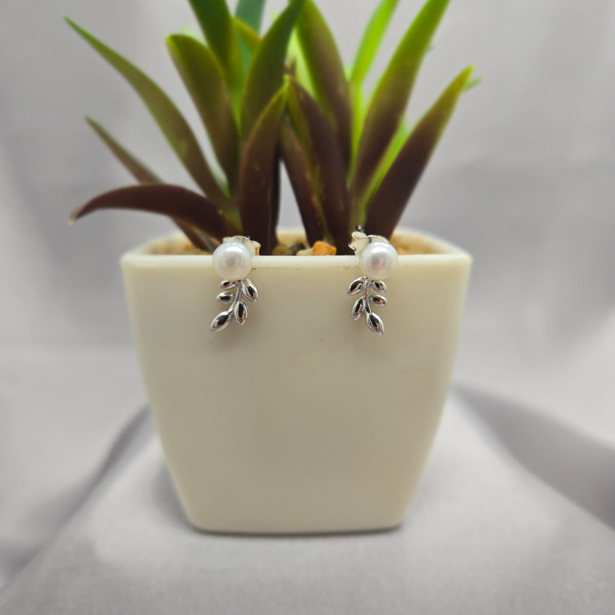 Pearl with leaves earrings