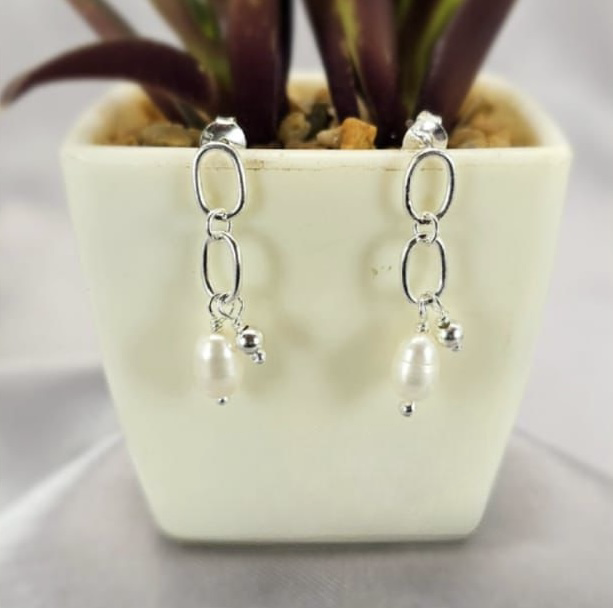 Tiny Chain drop earrings with pearl on end