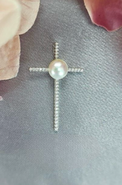 Modern looking pearl on Bling cross
