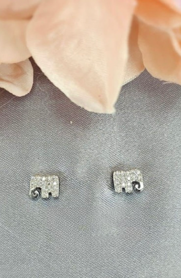 Pretty pavé elephant studs