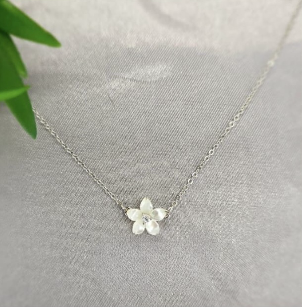 Mother of Pearl flower necklace