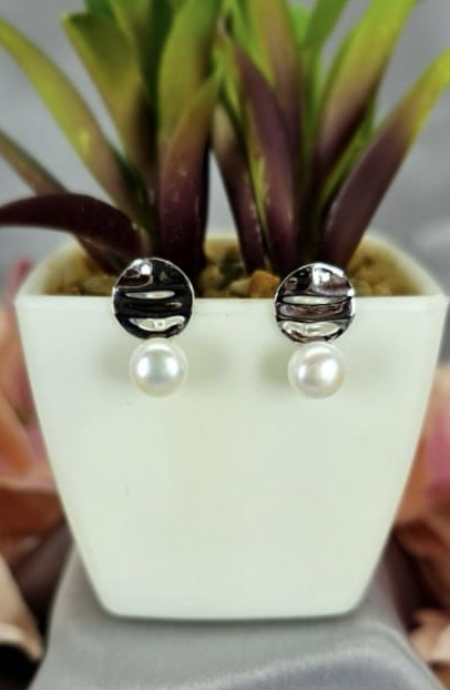 Modern look sterling silver round disc with beautiful freshwater pearl