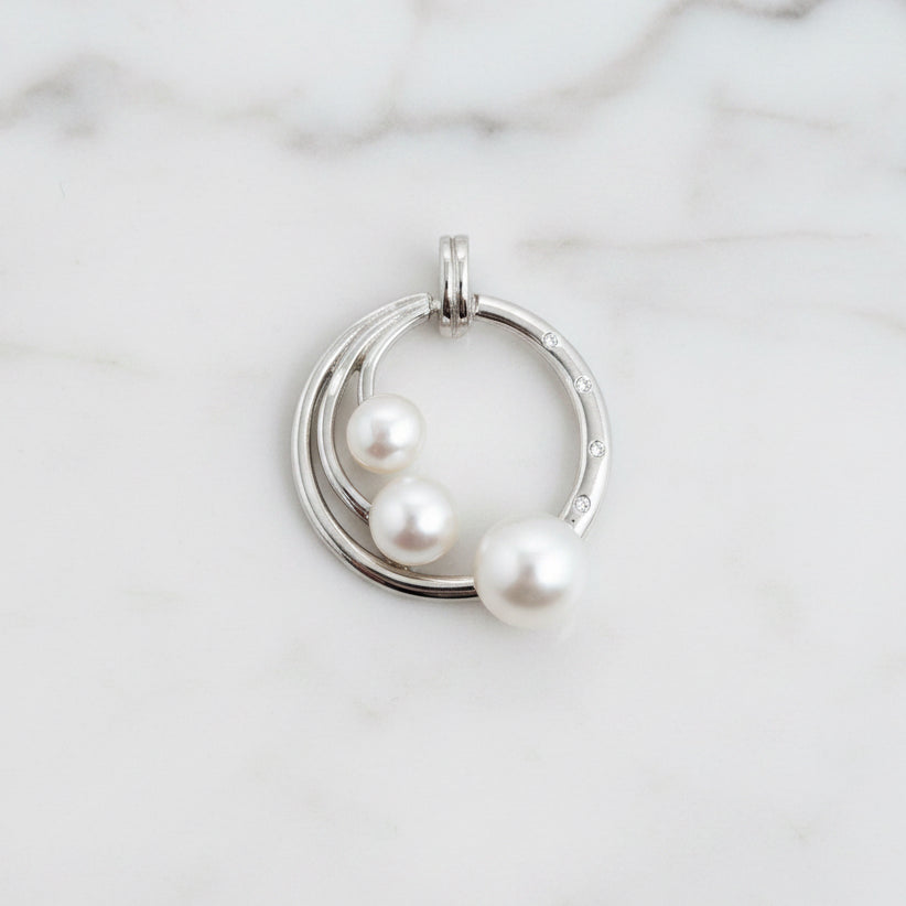 Circle pendant with three beautiful pearls