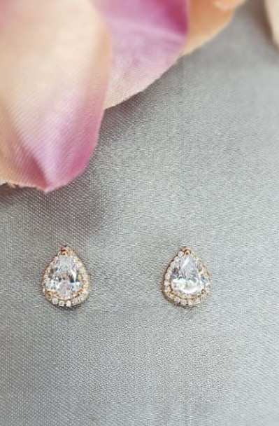 Teardrop cubic zirconia with rose gold setting