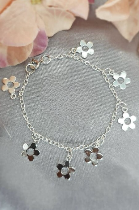 Daisy charm bracelet