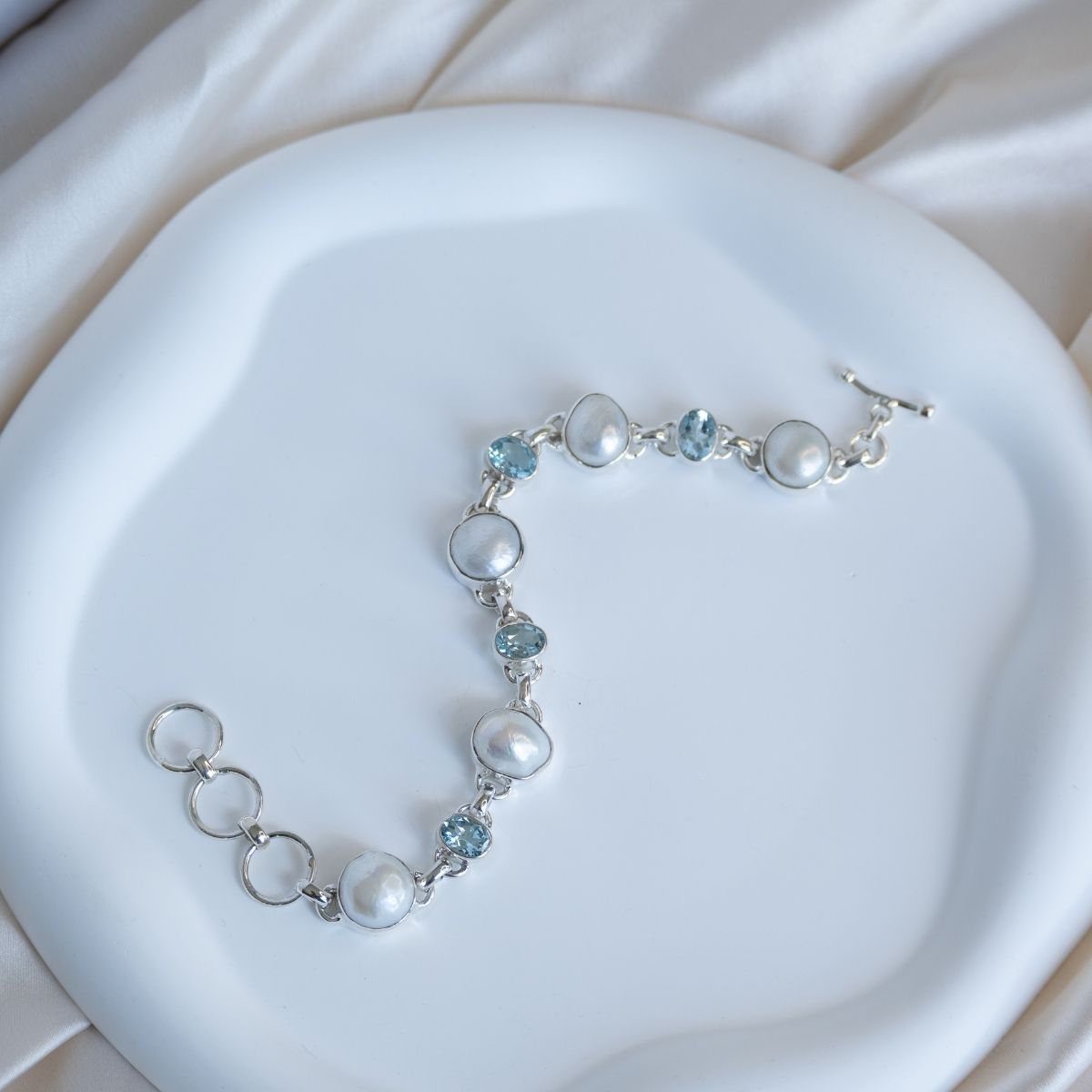 Blue Topaz and freshwater pearl Bracelet
