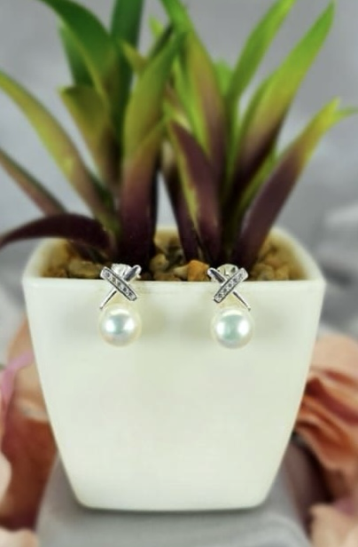 Stunning 13mm freshwater pearl with bling cross top