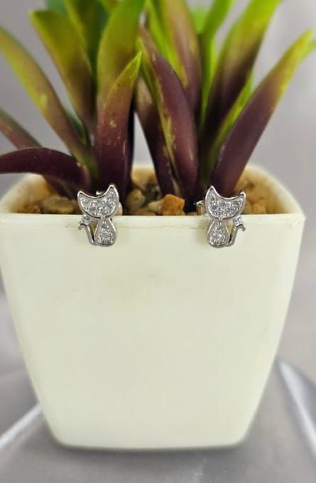 Cubic zirconia Pavé kitten stud