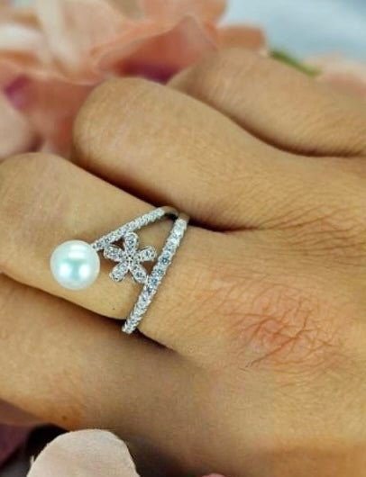 Sterling silver V shape ring with cubic zirconia detail and flower Ek freshwater pearl detail