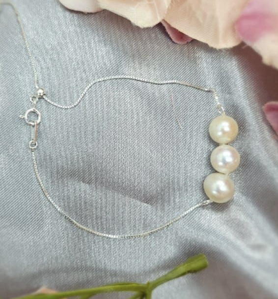 Sterling silver bracelet with three beautiful freshwater pearls