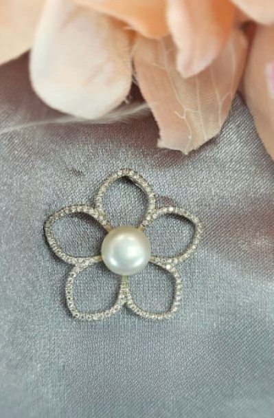 Lovely flower pendant with cubic zirconia detail and beautiful freshwater pearl centre