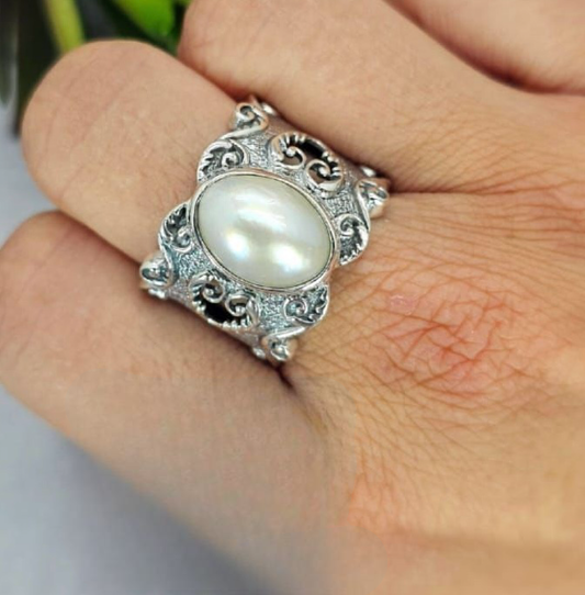 Awesome antique looking Sterling silver ring with oval Mabe Pearl