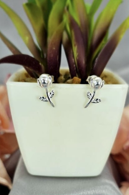 Rosébud studs with freshwater pearl centre