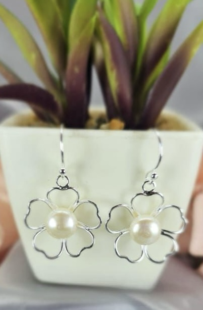 Sterling silver drop Daisies with beauty freshwater pearl middle