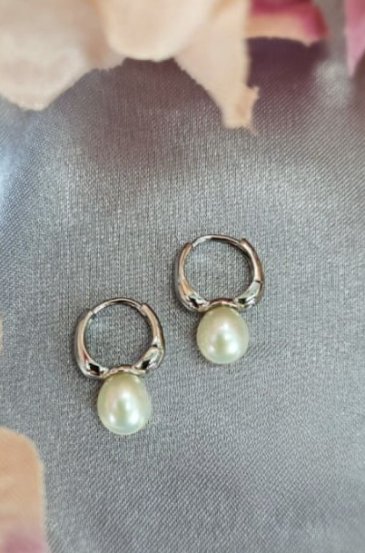 Cute huggys with freshwater pearl drop