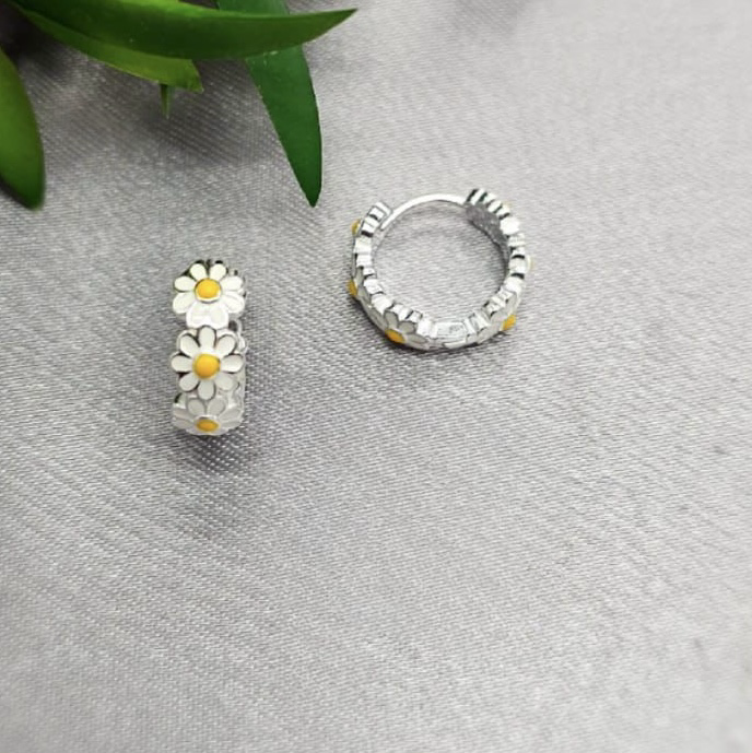 Very cute 20mm daisy Huggy earrings