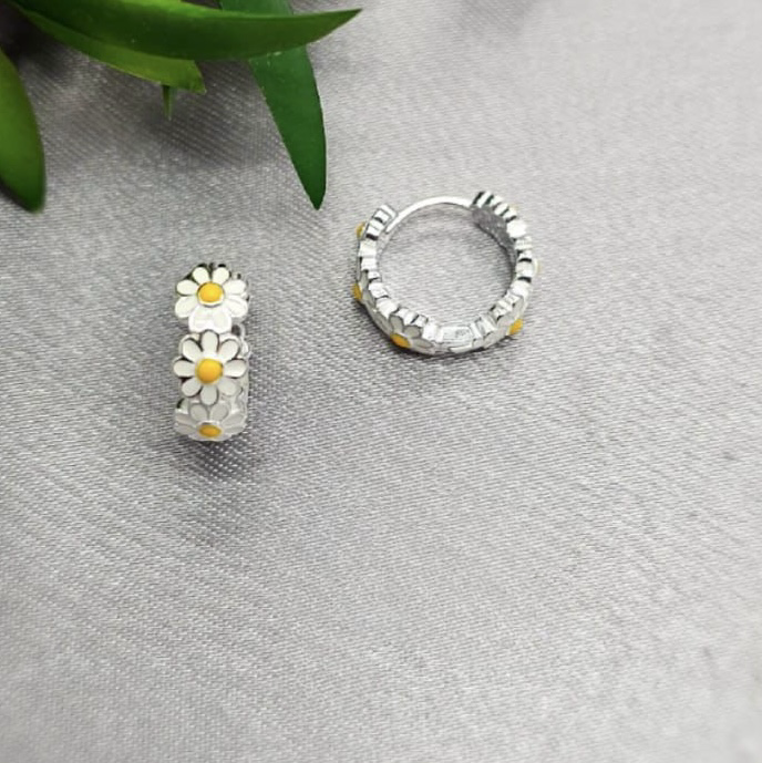 Very Cute 15Mm Daisy Huggie Earrings