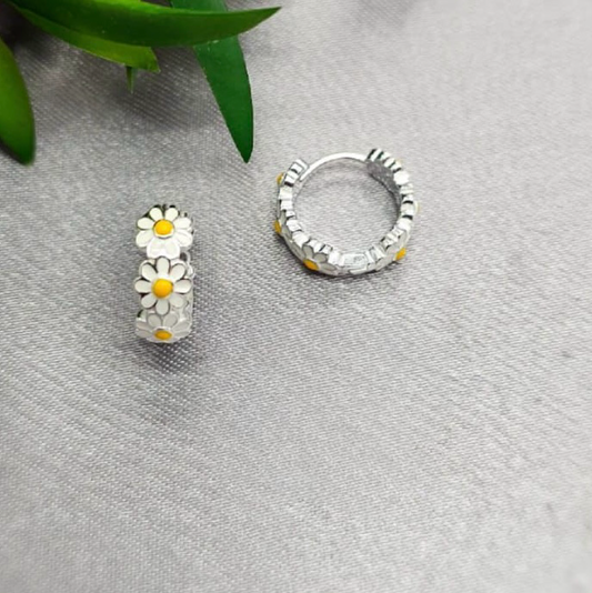 Very cute 20mm daisy Huggy earrings