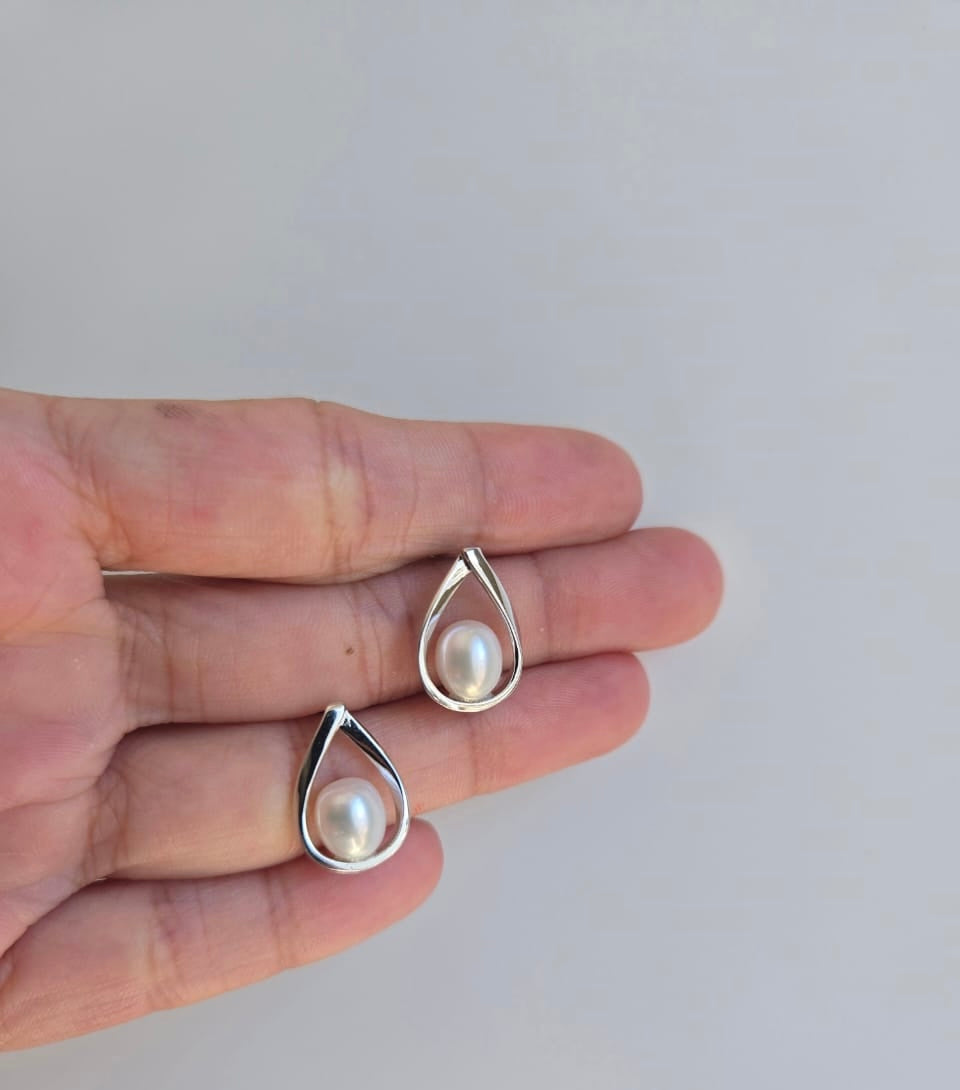 Teardrop shaped stud with freshwater pearl in centre