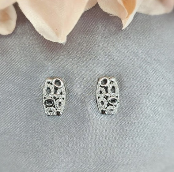 Interesting stud earring with circle and oval detail