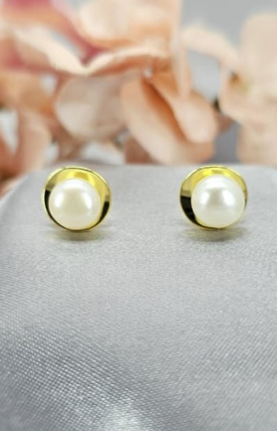 Freshwater pearl stud on gold base