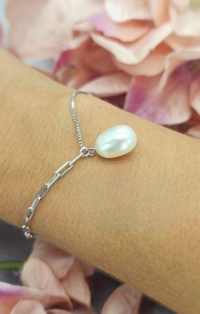 Freshwater pearl on two dimensional chain bracelet