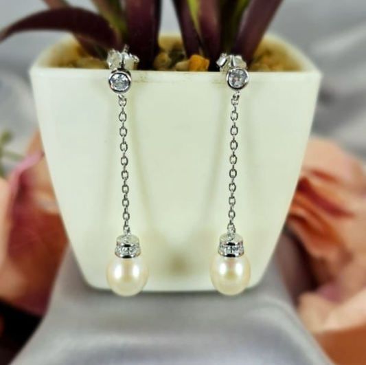 Long drop earrings om chain with beautiful freshwater pearl on end