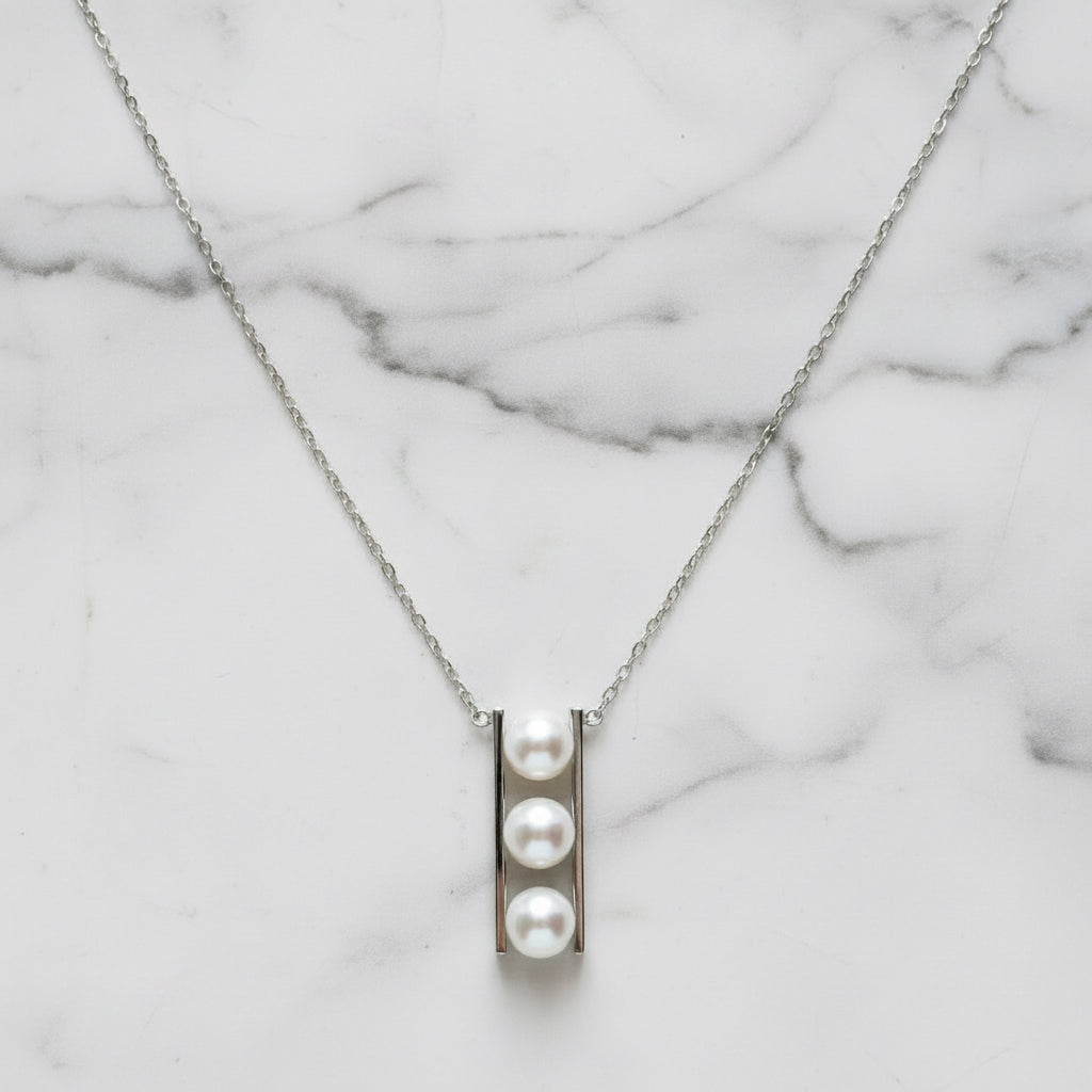 Necklace With Three Vertical Pearls