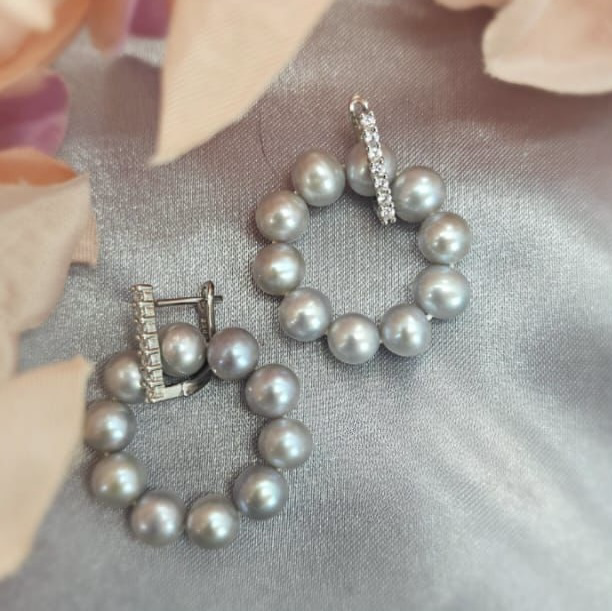 Huggy Earrings With Attachable Grey Pearl Circle